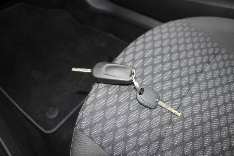 Photo 13 de l'offre de OPEL ASTRA III 1L6 CDTI 110 CV EDITION BOITE 6V DIESEL GPS USB MÃDIA LEDS RÃGULATEUR BLUETOOTH à 10500€ chez Bougel transactions