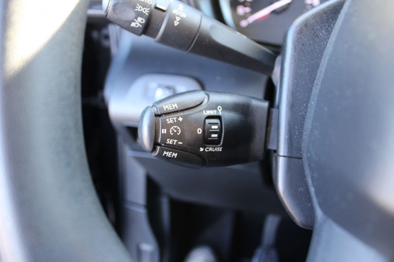 Photo 10 de l'offre de CITROEN BERLINGO 4 BLUEHDI 100 CV FEEL CLIMAT ABS USB ESP RÃGULATEUR BLUETOOTH ORDI DE BORD à 14900€ chez Bougel transactions