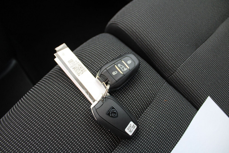 Photo 13 de l'offre de PEUGEOT PARTNER 5 HDI 130 CV AFFAIRE GPS CAMÃRA AUDIO USB FULL LED BOITE AUTO EAT-8 TVA=20750 E HT à 24900€ chez Bougel transactions