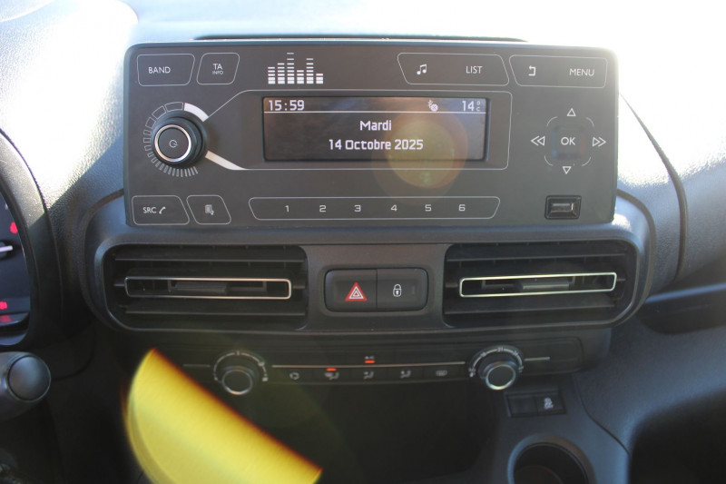 Photo 11 de l'offre de CITROEN BERLINGO 4 BLUEHDI 100 CV FEEL CLIMAT ABS USB ESP RÃGULATEUR BLUETOOTH ORDI DE BORD à 14900€ chez Bougel transactions