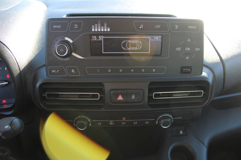 Photo 12 de l'offre de CITROEN BERLINGO 4 BLUEHDI 100 CV FEEL CLIMAT ABS USB ESP RÃGULATEUR BLUETOOTH ORDI DE BORD à 14900€ chez Bougel transactions