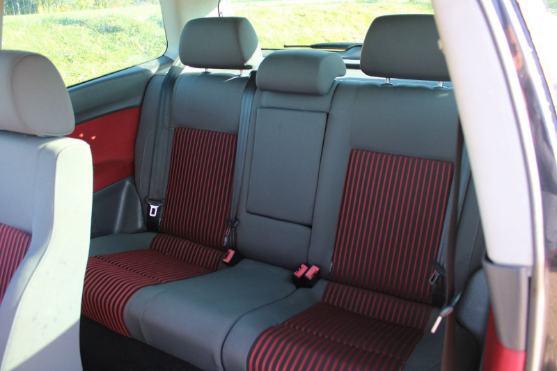 Photo 7 de l'offre de VOLKSWAGEN POLO SPORT 1L9 TDI 100 CV CLIM RE AUDIO MP3 RÃGULATEUR SIÃGES BACQUET ROUE DE SECOURS à 6500€ chez Bougel transactions