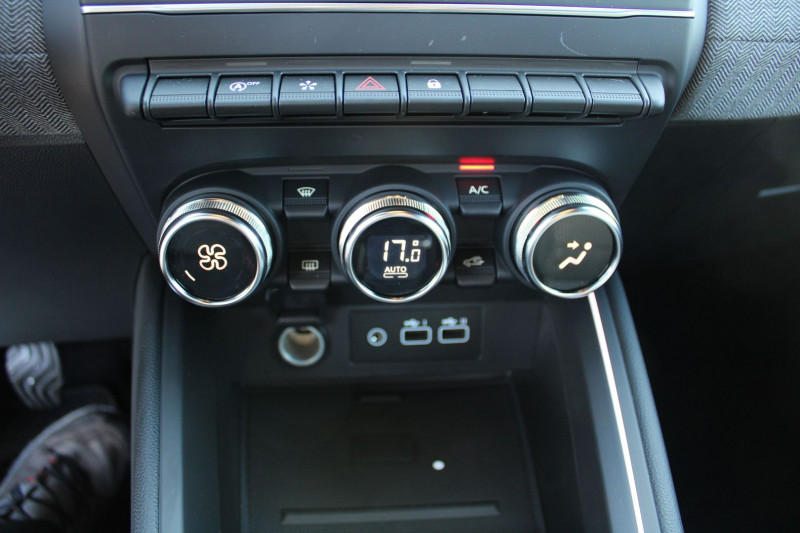 Photo 16 de l'offre de RENAULT CLIO VI TECHNO TCE 90 CV GPS 3D CAMÃRA USB JA 16 I-COKPIT FULL LED BLUETOOTH RÃGULATEUR à 19990€ chez Bougel transactions