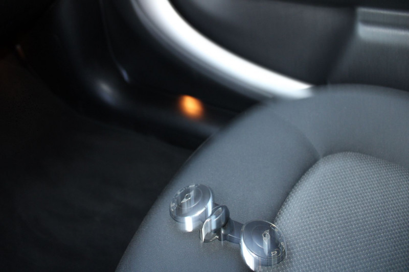 Photo 13 de l'offre de MINI CLUBMAN ONE DIESEL 90 CV CLIM AUDIO MP3 JA 16 REBLUETOOTH RADAR MÃTAL 5 PORTES BOITE 6 à 12500€ chez Bougel transactions