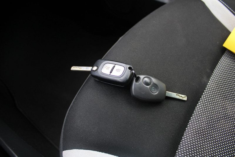 Photo 14 de l'offre de RENAULT KANGOO III 1L2 TCE 115 CV LIMITED FAMILY CLIM ABS RÃGULATEUR BLUETOOTH AUDIO MP3  BOITE 6V à 12500€ chez Bougel transactions