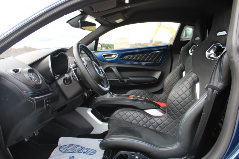 Photo 8 de l'offre de ALPINE A110 SPORT 1L8 TURBO 252 BOITE AUTO +PALETTE GPS CAMÃRA BACQUET FOCAL USB FULL LEDS à 58900€ chez Bougel transactions