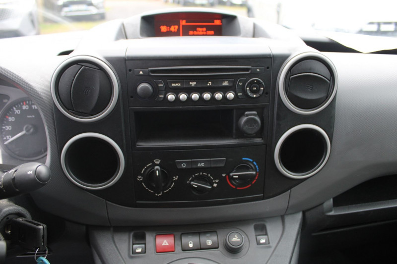 Photo 10 de l'offre de PEUGEOT PARTNER II 1L6 VTI 100 CV CONFORT PACK CD CLIM RÃGULATEUR BLUETOOTH ATTELAGE  3 PLACES à 6990€ chez Bougel transactions