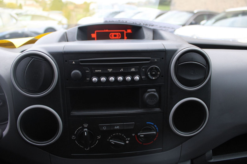 Photo 11 de l'offre de PEUGEOT PARTNER II 1L6 VTI 100 CV CONFORT PACK CD CLIM RÃGULATEUR BLUETOOTH ATTELAGE  3 PLACES à 6990€ chez Bougel transactions