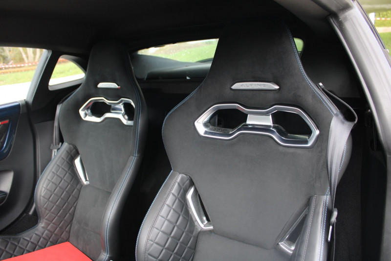 Photo 9 de l'offre de ALPINE A110 SPORT 1L8 TURBO 252 BOITE AUTO +PALETTE GPS CAMÃRA BACQUET FOCAL USB FULL LEDS à 58900€ chez Bougel transactions