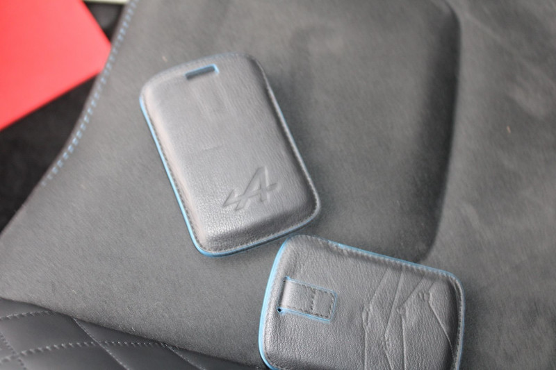 Photo 18 de l'offre de ALPINE A110 SPORT 1L8 TURBO 252 BOITE AUTO +PALETTE GPS CAMÃRA BACQUET FOCAL USB FULL LEDS à 58900€ chez Bougel transactions