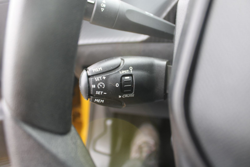 Photo 10 de l'offre de PEUGEOT 208 III BLUE HDI 100 CV LIKE PACK CLIM USB ÃCRAN TACTILE AUDIO MP3 BLUETOOTH RÃGULATEUR à 12900€ chez Bougel transactions