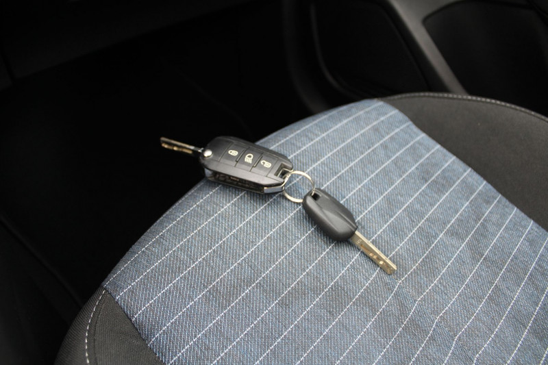 Photo 12 de l'offre de PEUGEOT 208 III BLUE HDI 100 CV LIKE PACK CLIM USB ÃCRAN TACTILE AUDIO MP3 BLUETOOTH RÃGULATEUR à 12900€ chez Bougel transactions