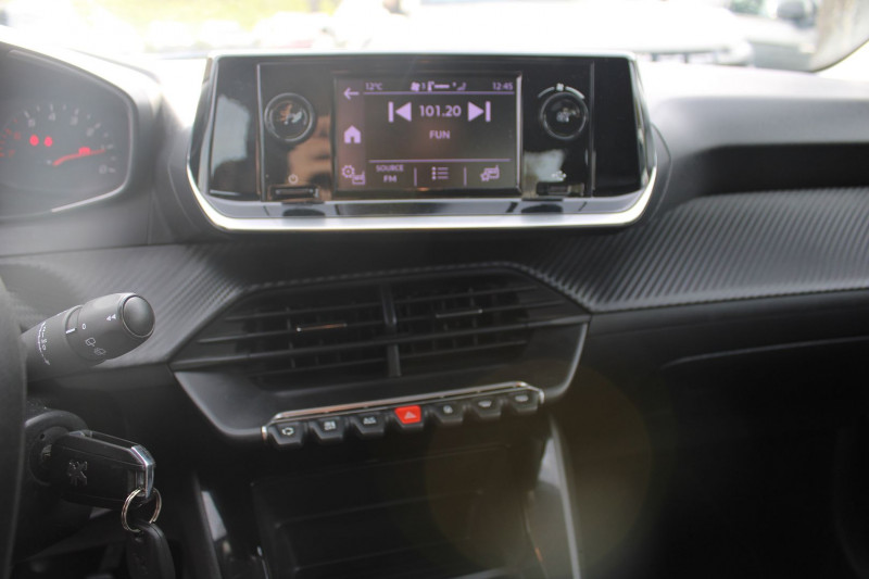 Photo 11 de l'offre de PEUGEOT 208 III BLUE HDI 100 CV LIKE PACK CLIM USB ÃCRAN TACTILE AUDIO MP3 BLUETOOTH RÃGULATEUR à 12900€ chez Bougel transactions