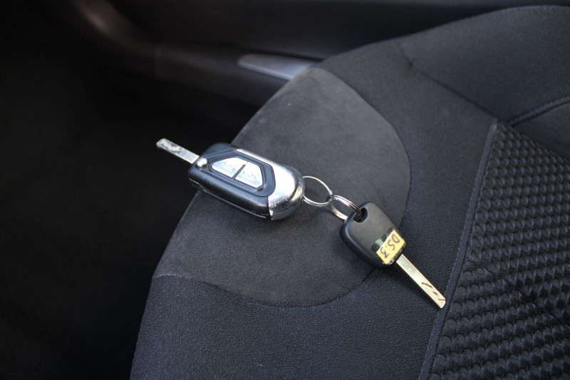 Photo 14 de l'offre de CITROEN DS3 CABRIO AIRDREAM SO CHIC 1L6 E-HDI 92 CV JA 17 USB RADAR BLUETOOTH RÃGULATEUR BOITE AUTO à 9990€ chez Bougel transactions