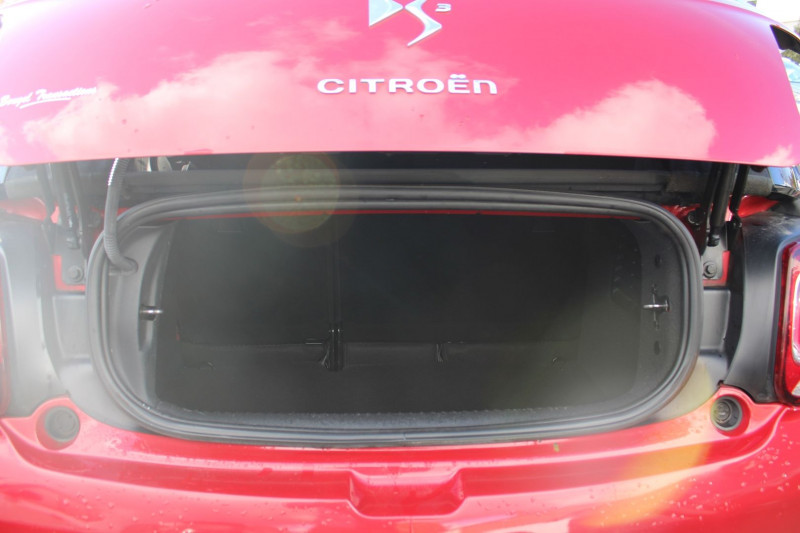 Photo 6 de l'offre de CITROEN DS3 CABRIO AIRDREAM SO CHIC 1L6 E-HDI 92 CV JA 17 USB RADAR BLUETOOTH RÃGULATEUR BOITE AUTO à 9990€ chez Bougel transactions