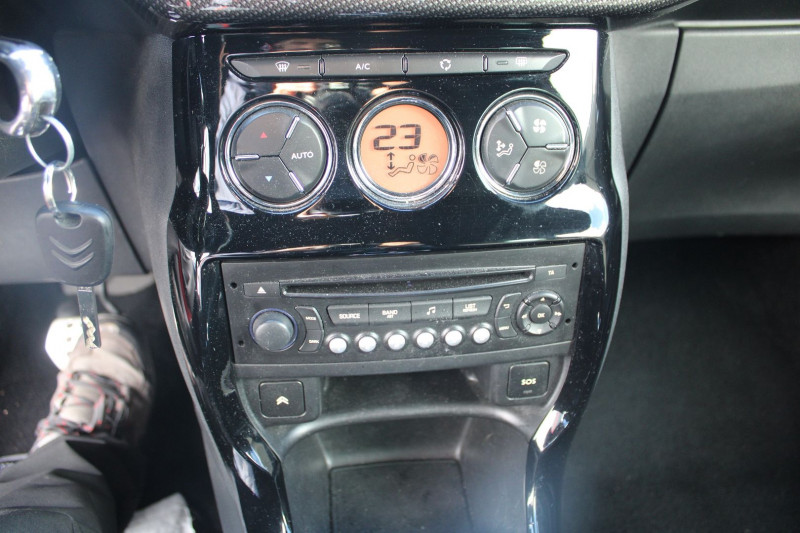 Photo 13 de l'offre de CITROEN DS3 CABRIO AIRDREAM SO CHIC 1L6 E-HDI 92 CV JA 17 USB RADAR BLUETOOTH RÃGULATEUR BOITE AUTO à 9990€ chez Bougel transactions
