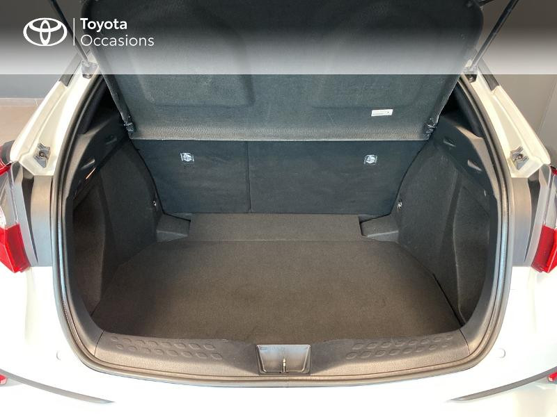 Photo 10 de l'offre de TOYOTA C-HR 122h Edition 2WD E-CVT RC18 à 20490€ chez Altis - Toyota Lorient