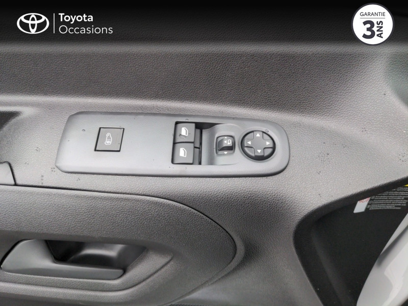 Photo 14 de l'offre de TOYOTA PROACE CITY Medium 100 D-4D Business RC23 à 25990€ chez Altis - Toyota Auray